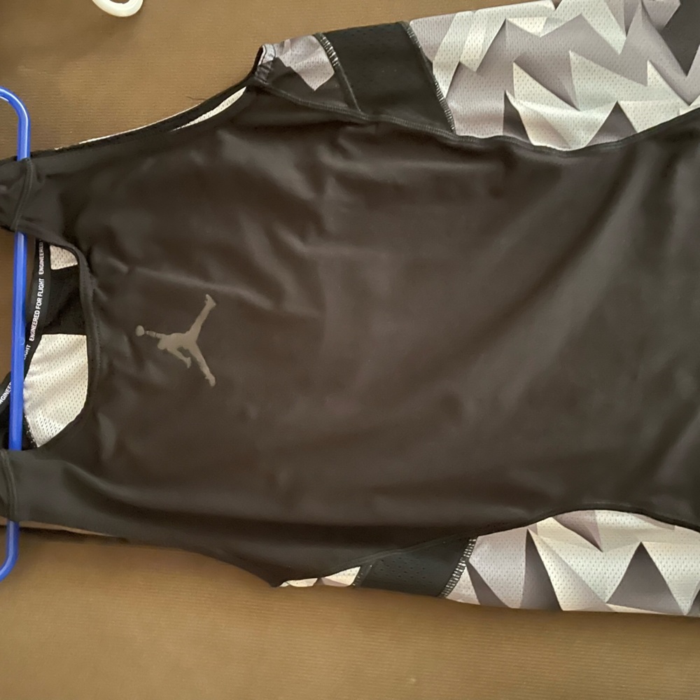 Air Jordan sleeveless shirt boys L